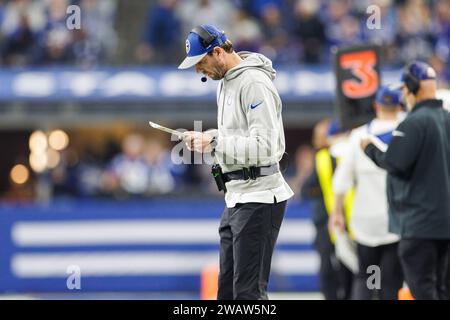 Indianapolis, Indiana, USA. Januar 2024. Shane Steichen, Cheftrainer der Indianapolis Colts, stand an der Seitenlinie während der NFL-Action gegen die Las Vegas Raiders im Lucas Oil Stadium in Indianapolis, Indiana. John Mersits/CSM (Credit Image: © John Mersits/Cal Sport Media). Quelle: csm/Alamy Live News Stockfoto