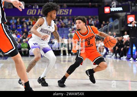 Seattle, WA, USA. Januar 2024. Oregon State Beavers bewachen Jordan Pope (0) während des NCAA Basketballspiels zwischen den Oregon State Beavers und Washington Huskies im HEC Ed Pavilion in Seattle, WA. Washington besiegte Oregon State 79–72. Steve Faber/CSM (Foto: © Steve Faber/Cal Sport Media). Quelle: csm/Alamy Live News Stockfoto