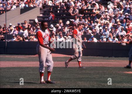 LOS ANGELES, CA - 9. JULI: Frank Robinson #20 von den Cincinnati Reds geht zurück zu seiner Position, nachdem Jerry Lynch #24 im Hintergrund während eines MLB-Spiels gegen die Los Angeles Dodgers am 9. Juli 1961 im Los Angeles Memorial Coliseum in Los Angeles, Kalifornien, zu einem Doppelspiel geerdet hat. (Foto von Hy Peskin) *** örtlicher Bildtitel *** Frank Robinson;Jerry Lynch Stockfoto