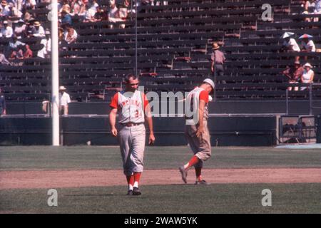 LOS ANGELES, CA - 9. JULI: Jerry Lynch #24 und Gordy Coleman #18 von den Cincinnati Reds gehen zurück zu ihren Positionen, nachdem Lynch am 9. Juli 1961 im Los Angeles Memorial Coliseum in Los Angeles, Kalifornien, in ein Doppelspiel gegen die Los Angeles Dodgers geworfen hatte. (Foto von Hy Peskin) *** Lokale Unterschrift *** Jerry Lynch;Gordy Coleman Stockfoto