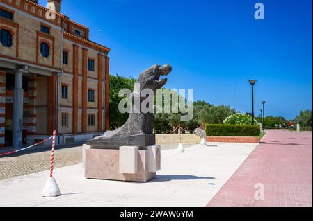 Statue von Papst Pius XII., Zeuge des Wunder der Sonne im Vatikan im Jahre 1950. Das Heiligtum Christi des Königs (Santuário de Cristo Rei) in Almada. Stockfoto