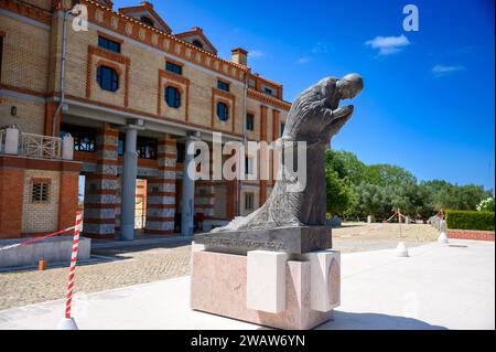 Statue von Papst Pius XII., Zeuge des Wunder der Sonne im Vatikan im Jahre 1950. Das Heiligtum Christi des Königs (Santuário de Cristo Rei) in Almada. Stockfoto