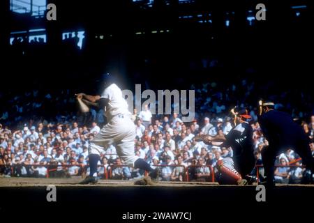 BROOKLYN, New York – 26. JUNI: Jackie Robinson #42 der Brooklyn Dodgers schwingt während eines MLB-Spiels gegen die St. Louis Cardinals am 26. Juni 1954 im Ebbets Field in Brooklyn, New York. (Foto von Hy Peskin) *** örtlicher Bildtitel *** Jackie Robinson Stockfoto