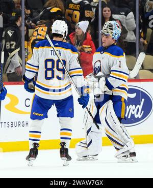 Pittsburgh, Usa. Januar 2024. Buffalo Sabres rechtskräftiger Alex Tuch (89) und Buffalo Sabres Torwart Ukko-Pekka Luukkonen (1) feiern den Sieg 3-1 gegen die Pittsburgh Penguins in der PPG Paints Arena in Pittsburgh am Samstag, den 6. Januar 2024. Foto von Archie Carpenter/UPI. Quelle: UPI/Alamy Live News Stockfoto