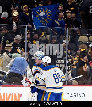 Pittsburgh, Usa. Januar 2024. Buffalo Sabres rechtskräftiger Alex Tuch (89) und Buffalo Sabres Torwart Ukko-Pekka Luukkonen (1) feiern den Sieg 3-1 gegen die Pittsburgh Penguins in der PPG Paints Arena in Pittsburgh am Samstag, den 6. Januar 2024. Foto von Archie Carpenter/UPI. Quelle: UPI/Alamy Live News Stockfoto