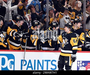 Pittsburgh, Usa. Januar 2024. Rickard Rakell (67) der Pittsburgh Penguins feiert sein Tor während der dritten Phase des Buffalo Sabres-Sieges 3-1 in der PPG Paints Arena in Pittsburgh am Samstag, den 6. Januar 2024. Foto von Archie Carpenter/UPI. Quelle: UPI/Alamy Live News Stockfoto