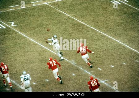 DALLAS, TX – 12. NOVEMBER: Art Baker #33 der Buffalo Bills versucht am 12. November 1961 im Cotton Bowl in Dallas, Texas, beim AFL-Spiel gegen die Dallas Texans den Fang zu machen. (Foto von Hy Peskin) *** örtliche Unterschrift *** Art Baker Stockfoto
