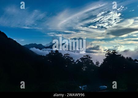 Wolken, die sich unter dem Nenggao Peak, Tianchi Lodge, Nantou, Taiwan, erheben Stockfoto
