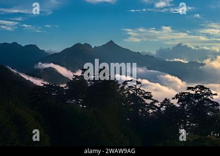 Wolken, die sich unter dem Nenggao Peak, Tianchi Lodge, Nantou, Taiwan, erheben Stockfoto