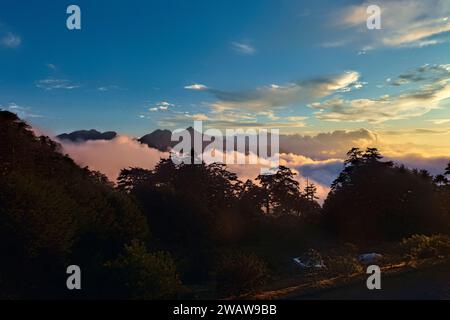 Wolken, die sich unter dem Nenggao Peak, Tianchi Lodge, Nantou, Taiwan, erheben Stockfoto