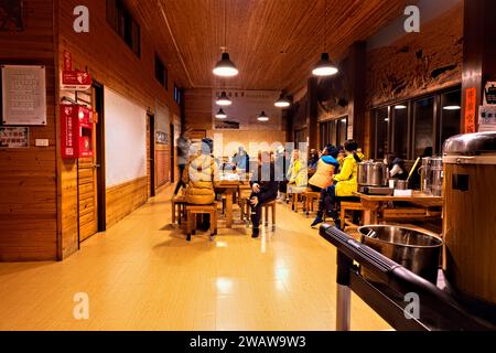 Das Innere der Tianchi Lodge am Nenggao Historical Trail, Nantou, Taiwan Stockfoto