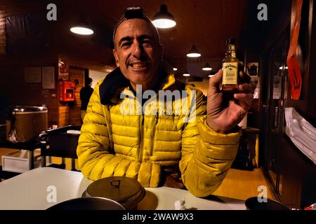 Kletterer trinken Whiskey in der Tianchi Lodge am Nenggao Historical Trail, Nantou, Taiwan Stockfoto