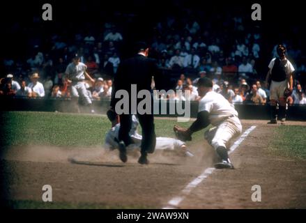 DETROIT, MI - 3. JULI: Luis Aparicio #11 von den Chicago White Sox rutscht unter dem Tag des dritten Basemans Eddie Yost #1 der Detroit Tigers als Schiedsrichter Bill McKinley ist da, um den Anruf während eines MLB-Spiels am 3. Juli 1959 im Briggs Stadium in Detroit, Michigan zu machen. (Foto von Hy Peskin) *** örtlicher Bildtitel *** Luis Aparicio;Eddie Yost;Bill McKinley Stockfoto