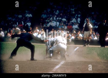 DETROIT, MI - 3. JULI: Luis Aparicio #11 von den Chicago White Sox rutscht unter dem Tag des dritten Basemans Eddie Yost #1 der Detroit Tigers als Schiedsrichter Bill McKinley ist da, um den Anruf während eines MLB-Spiels am 3. Juli 1959 im Briggs Stadium in Detroit, Michigan zu machen. (Foto von Hy Peskin) *** örtlicher Bildtitel *** Luis Aparicio;Eddie Yost;Bill McKinley Stockfoto