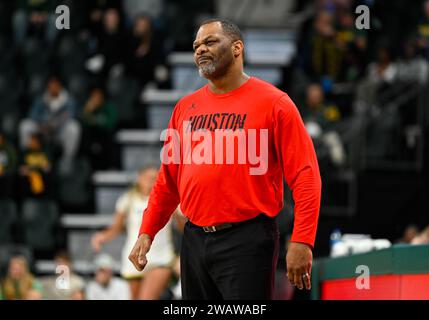 Waco, Texas, USA. Januar 2024. Houston Cougars Cheftrainer Ronald Hughey während der 1. Hälfte des NCAA Basketballspiels zwischen den Houston Cougars und Baylor Lady Bears im Foster Pavilion in Waco, Texas. Matthew Lynch/CSM/Alamy Live News Stockfoto