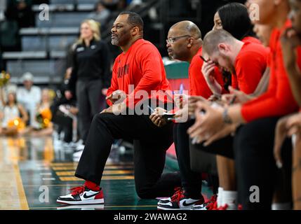 Waco, Texas, USA. Januar 2024. Houston Cougars Cheftrainer Ronald Hughey während der 1. Hälfte des NCAA Basketballspiels zwischen den Houston Cougars und Baylor Lady Bears im Foster Pavilion in Waco, Texas. Matthew Lynch/CSM/Alamy Live News Stockfoto