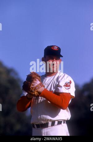 TUCSON, AZ – MÄRZ 1957: Pitcher Bob Lemon #21 der Cleveland Indians geht während eines MLB Spring Training Spiels um März 1957 in Tucson, Arizona, in den Wind. (Foto von Hy Peskin) *** örtliche Unterschrift *** Bob Lemon Stockfoto