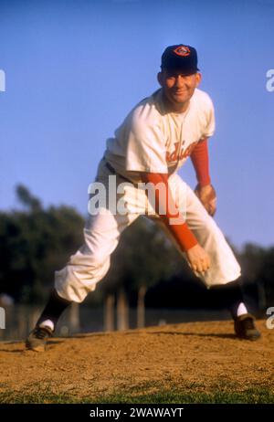 TUCSON, Arizona – MÄRZ 1957: Pitcher Bob Lemon #21 der Cleveland Indians wirft das Feld während eines MLB Spring Training Spiel um März 1957 in Tucson, Arizona. (Foto von Hy Peskin) *** örtliche Unterschrift *** Bob Lemon Stockfoto