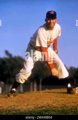 TUCSON, Arizona – MÄRZ 1957: Pitcher Bob Lemon #21 der Cleveland Indians wirft das Feld während eines MLB Spring Training Spiel um März 1957 in Tucson, Arizona. (Foto von Hy Peskin) *** örtliche Unterschrift *** Bob Lemon Stockfoto