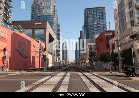 San Diego, Kalifornien, USA – 15. August 2023. Skyline der Stadt und Trolley-Strecken im Stadtzentrum Stockfoto