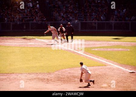 BRONX, NY – 15. MAI: Der dritte Baseman Andy Carey #6 der New York Yankees versucht, den Grundball während eines MLB-Spiels gegen die Kansas City Athletics am 15. Mai 1955 im Yankees Stadium in der Bronx, New York, zu befördern. (Foto: Hy Peskin) *** örtlicher Bildtitel *** Andy Carey Stockfoto
