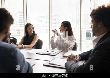 Engagierte junge asiatische Profi-Frau beim Brainstorming am Projekt Stockfoto