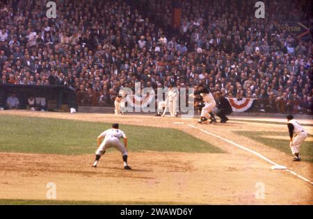 PITTSBURGH, PA - 13. OKTOBER: Bill Mazeroski #9 der Pittsburgh Pirates macht sich bereit, als dritter Baseman Clete Boyer #34 der New York Yankees Defends während des Spiels 7 der World Series 1960 am 13. Oktober 1960 im Forbes Field in Pittsburgh, Pennsylvania, zu spielen. (Foto von Hy Peskin) *** örtlicher Bildtitel *** Bill Mazeroski;Clete Boyer Stockfoto
