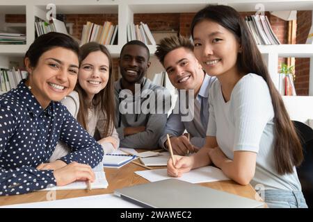 Porträt lächelnder multirassischer Schüler, die im Klassenzimmer kooperieren Stockfoto