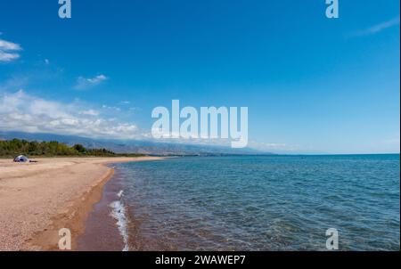Bergsee, sauberes, transparentes Wasser. Küstenlinie. Kirgisistan, natürlicher Hintergrund des Issyk-Kul-Sees Stockfoto