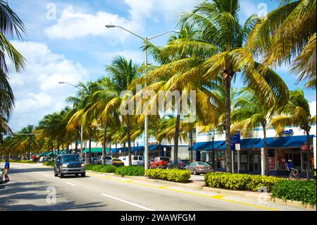 Erkunden Sie die pulsierenden Straßen von Miami Beach mit Stockfotos mit ikonischen Aussichten. Tauchen Sie ein in das Herz der Architektur und Kultur der Stadt auf OCE Stockfoto