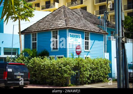 Entdecken Sie karibische Reiseziele wie Nassau, Bahamas und Bridgetown, Barbados, durch atemberaubende Fotos. Von den blauen Zonen von Junkanoo Beach bis zum Stockfoto