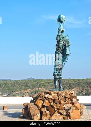 Eiserne Erzengelstatue von Aureliano Aguiar in vila nova de Milfontes in Portugal Stockfoto