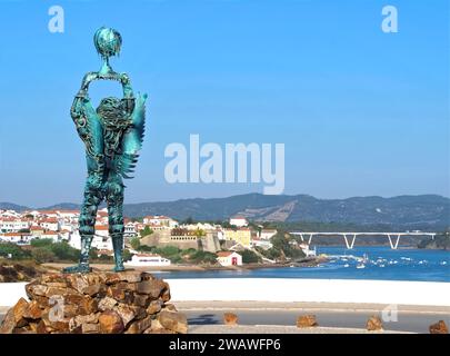 Eiserne Erzengelstatue von Aureliano Aguiar in vila nova de Milfontes in Portugal Stockfoto