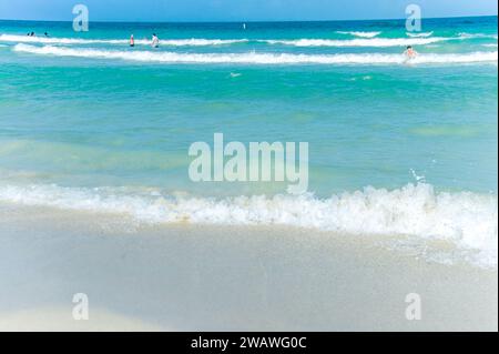 Entdecken Sie Lido Key Beach, ein landschaftlich reizvolles Juwel von Sarasota mit pudrigem Sand, einem Swimmingpool und vielem mehr. Ideal für alle, die ein kosmopolitisches und unberührtes Leben suchen Stockfoto