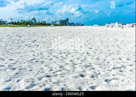 Entdecken Sie den Reiz von South Beach mit lebendigen Grafiken! Tauchen Sie ein in die sonnendurchflutete Landschaft und die berühmten Szenen. Erleben Sie den Charme von M Stockfoto