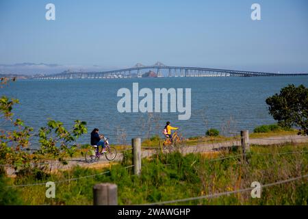 Blick auf die Richmond-San Rafael Bridge mit Blick über die Bucht von San Francisco, Radweg im Vordergrund. Stockfoto