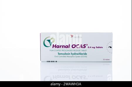 CHONBURI, THAILAND-22. OKTOBER 2023: HARNAL OCAS. Tamsulosin-Arzneimittel zur Behandlung der benignen Prostatahyperplasie. Filmtablette mit Retardtablette Stockfoto