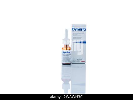 CHONBURI, THAILAND-10. DEZEMBER 2023: Dymista Nasenspray isoliert auf weiß. Azelastin und Fluticason zur Behandlung der allergischen Rhinitis und des Rhinos Stockfoto