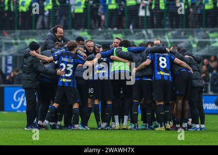 Mailand, Italien. Januar 2024. Die Spieler des FC Internazionale feiern den Sieg am Ende des Spiels während des Fußballspiels der Serie A 2023/24 zwischen dem FC Internazionale und Hellas Verona im Giuseppe Meazza Stadion. Endpunktzahl; Inter 2 | 1 Verona. Quelle: SOPA Images Limited/Alamy Live News Stockfoto