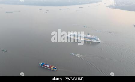 SHANGHAI, CHINA - 1. JANUAR 2024 - das erste in China hergestellte große Kreuzfahrtschiff Adora Cruises macht seine Jungfernfahrt in Shanghai Wusongkou International Stockfoto