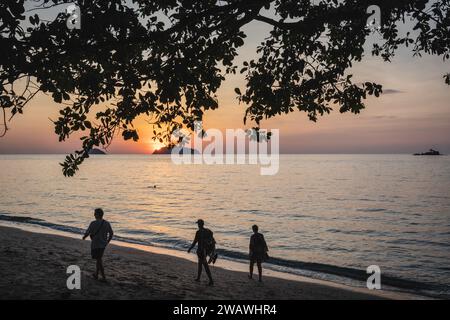 Koh Chang, Thailand. Januar 2024. Touristen werden während des Sonnenuntergangs auf der Insel Koh Chang am Strand entlang spazieren sehen. Die Insel Koh Chang, die wegen ihrer elefantenförmigen Landzunge „Elefanteninsel“ genannt wird, ist Thailands drittgrößte Insel nach Phuket und Samui. (Credit Image: © Nathalie Jamois/SOPA Images via ZUMA Press Wire) NUR REDAKTIONELLE VERWENDUNG! Nicht für kommerzielle ZWECKE! Stockfoto