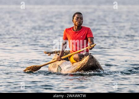 Fischer im Kanu, Dämmerung, Malawi-See, Malawi Stockfoto