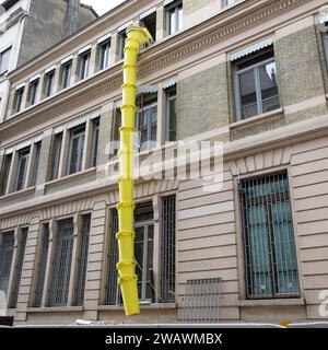 Kunststoffrutsche gelb zur Entfernung von Schutt an der Gebäudefassade bei Renovierung Baustelle in der Stadtstraße Stockfoto