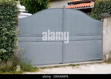 Portal Street Vorort Haus Stahl roh graues Metall Retro Haus Tor Garten Zugang Tür Eingang Stockfoto