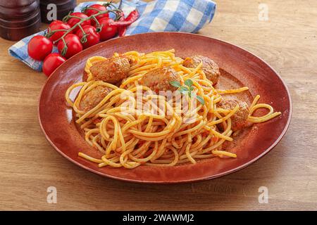 Italienische Spaghetti mit Fleischbällchen in Tomatensauce Stockfoto