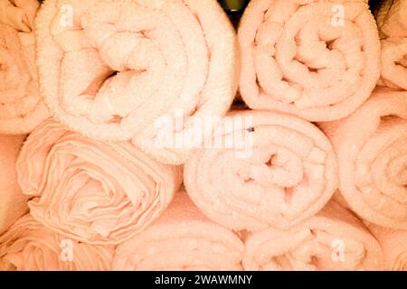 Pfirsich Fuzz Strand Bad rosa gerollte bunte Handtücher Stoff Textur Tuch Hintergrund Bulk of Roll des Handtuchs zum Verkauf im Geschäft Stockfoto