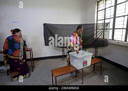 Dhaka, Wari, Bangladesch. Januar 2024. Bei den 12. Nationalen Parlamentswahlen in Dhaka, Bangladesch, am 7. Januar 2024, gibt die Bevölkerung ihre Stimme in einem Wahlzentrum ab. Die letzten Parlamentswahlen in Bangladesch fanden 2018 statt. Die Wähler wählen Mitglieder des nationalen parlaments, auch bekannt als Jatiya Sangsad. (Kreditbild: © Habibur Rahman/ZUMA Press Wire) NUR REDAKTIONELLE VERWENDUNG! Nicht für kommerzielle ZWECKE! Quelle: ZUMA Press, Inc./Alamy Live News Stockfoto