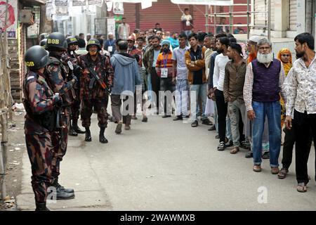 Dhaka, Wari, Bangladesch. Januar 2024. BGB-Mitglieder fahren mit einem Pickup-Truck, während sie die Parlamentswahlen in Dhaka, Bangladesch, am 7. Januar 2024 patrouillieren. Die Parlamentswahlen in Bangladesch. (Kreditbild: © Habibur Rahman/ZUMA Press Wire) NUR REDAKTIONELLE VERWENDUNG! Nicht für kommerzielle ZWECKE! Quelle: ZUMA Press, Inc./Alamy Live News Stockfoto