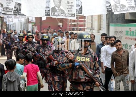 Dhaka, Wari, Bangladesch. Januar 2024. BGB-Mitglieder fahren mit einem Pickup-Truck, während sie die Parlamentswahlen in Dhaka, Bangladesch, am 7. Januar 2024 patrouillieren. Die Parlamentswahlen in Bangladesch. (Kreditbild: © Habibur Rahman/ZUMA Press Wire) NUR REDAKTIONELLE VERWENDUNG! Nicht für kommerzielle ZWECKE! Quelle: ZUMA Press, Inc./Alamy Live News Stockfoto