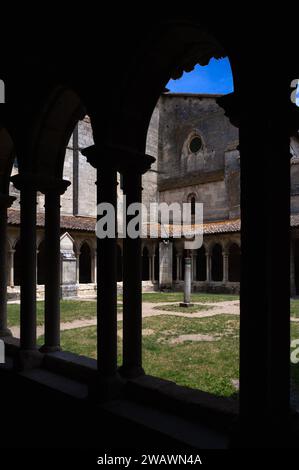 Kreuzgang der Stiftskirche Saint-Emilion, mittelalterliches Dorf im Herzen des Weingebietes Bordeaux im Departement Gironde, Nouvelle-Aquitaine, Frankreich. Stockfoto